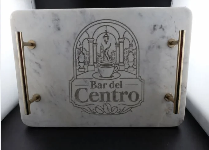 Logo Bar del Centro inciso su vassoio in marmo con maniglie