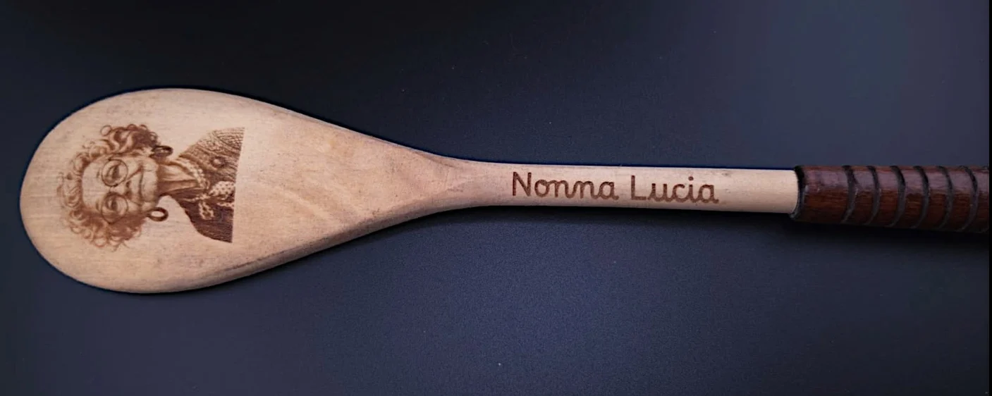 Mestolo in legno personalizzato con ritratto e nome Nonna Lucia
