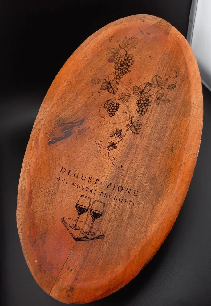 Vassoio in legno inciso con grappoli d'uva, calici e scritta degustazione