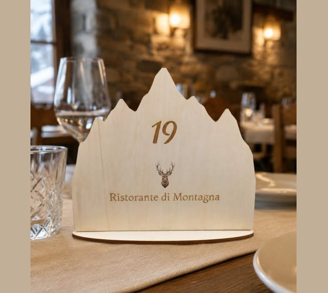 Segnatavolo in legno personalizzato per ristorante